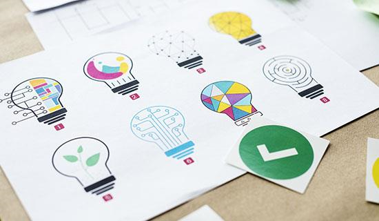 Des dessins d'ampoules qui signifient les idées novateurs
