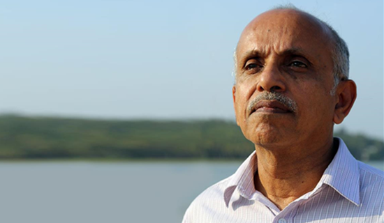Dr M. R. Rajagopal devant un lac