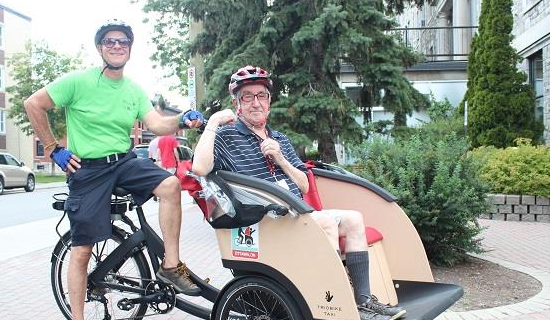Un résident participe au programme « À vélo sans âge » de Bruyère.