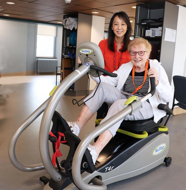 a physiotarapeutic with an aging woman
