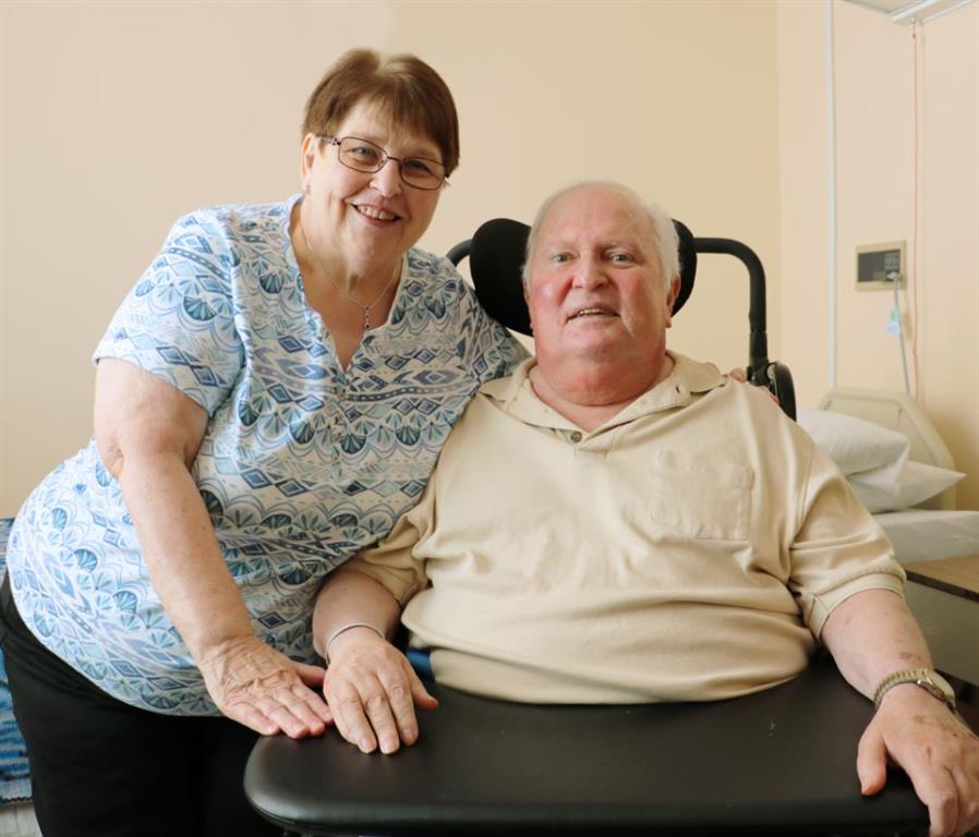 un homme et une femme agée sourient