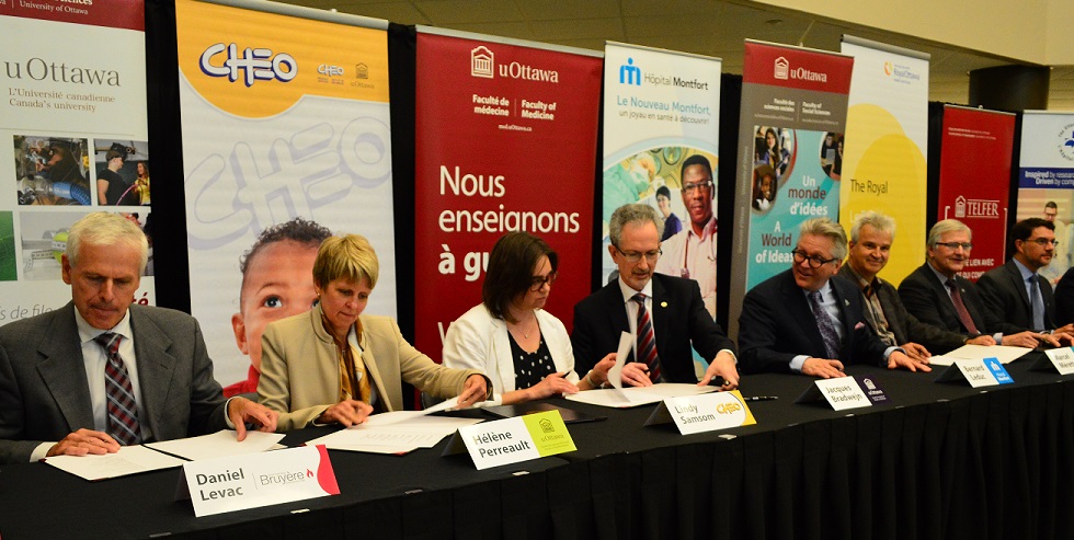 Hospital and University of Ottawa leaders sign affiliation agreements.