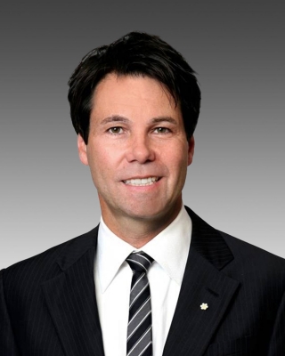 Dr Eric Hoskins, ministre de la Santé et des Soins de longue durée
